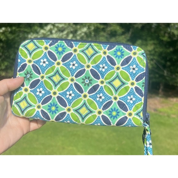 Vera Bradley Handbags - Vera Bradley Daisy Daisy Print Wristlet Wallet 8x5 With Retractable Wrist Strap